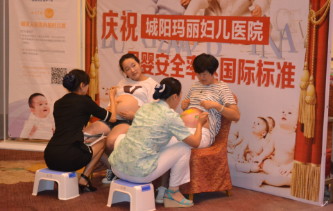 参与肚皮秀在城阳玛丽客服人员帮助下进行创作