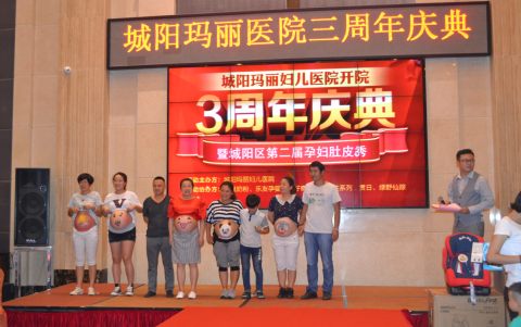 共同参与这个环节的准爸妈们合影