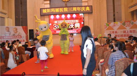 互动环节中天线宝宝的出现引爆了孩子们的情绪