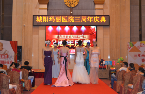 别开生面的走秀,深深吸引了准爸妈们的眼球