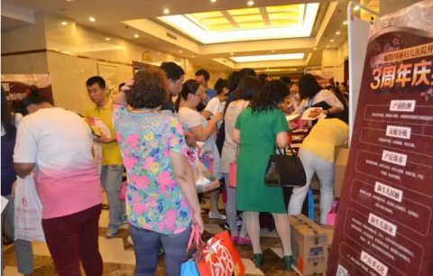 参会的准爸妈领着丰厚的礼品欢快的离开会场