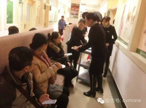 (来院就诊的准妈妈们也起分享了元伟霖家生日的喜悦)